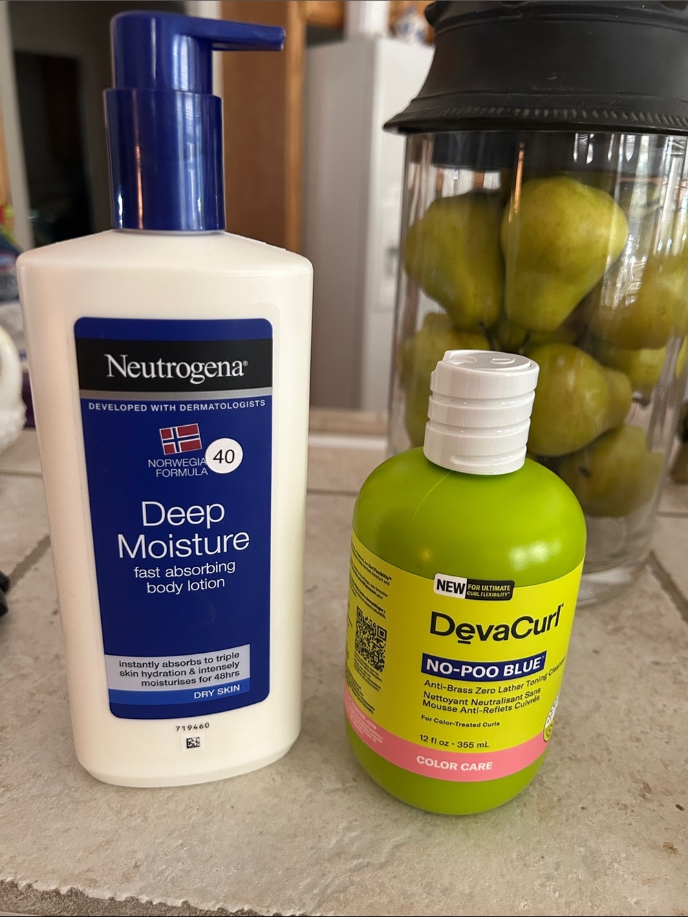 Neutrogena Deep Moisture Fast Absorbing Body Lotion - White and Blue